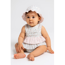 Conjunto bebé niña con estampado floral, volantes y gorro a juego. Ideal para verano. Suave, cómodo y con diseño dulce.