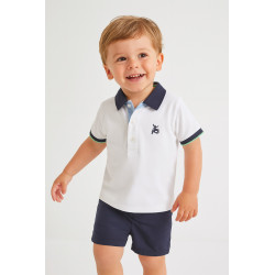 Polo blanco de niño con detalles en azul y verde, con moto bordada en la espalda
