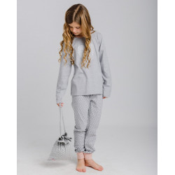 Pijama gris con dibujo de corazón y bolsa ideal para llevar.