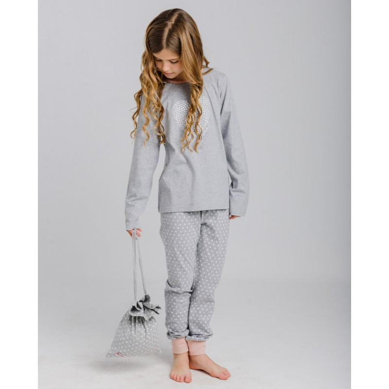 Pijama gris con dibujo de corazón y bolsa ideal para llevar.