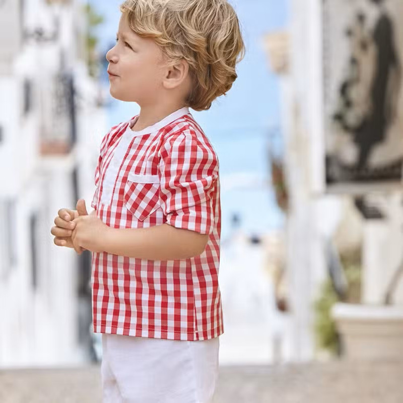 Camisa vichy rojo y blanco con pantalón blanco